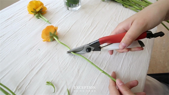 【幾分鐘.軟裝課堂】她用3分鐘搞定一個浪漫花球，就憑這些？-別墅設(shè)計,軟裝設(shè)計,室內(nèi)設(shè)計,豪宅設(shè)計,深圳例外軟裝設(shè)計公司